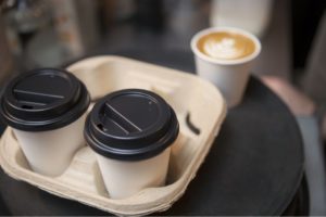 Take-away-kaffekopper på pappbrett