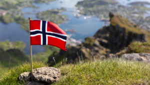 Nors flagg mot fjellandskap