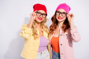 To kule jenter med artige briller.