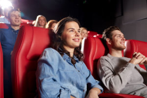Ung man og kvinne sitter på kino